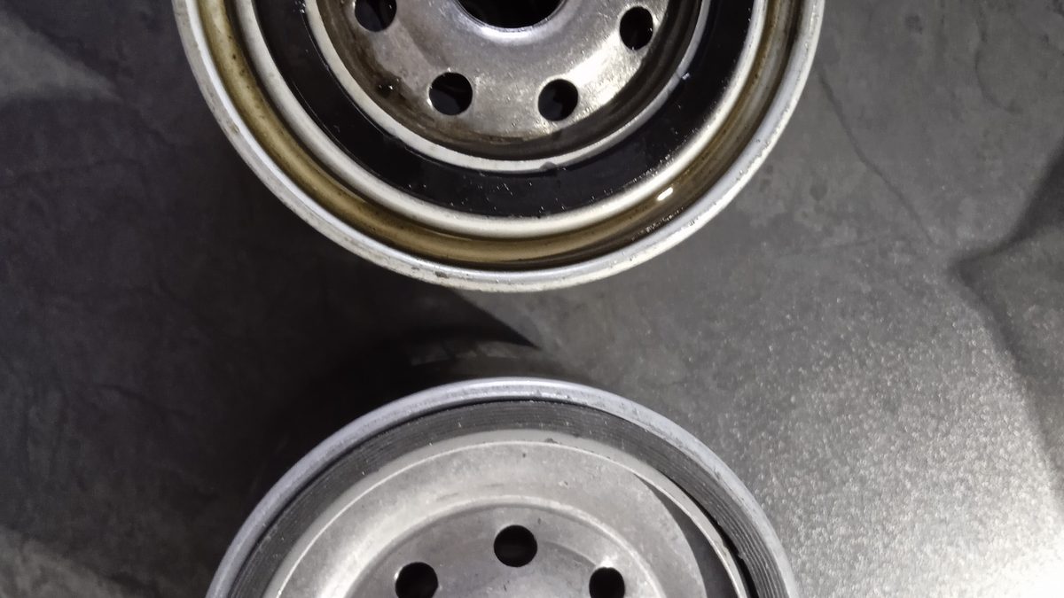 Used and new spin-on oil filters compared from above