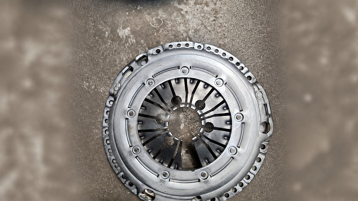 Diaphragm spring fingers on a clutch pressure plate