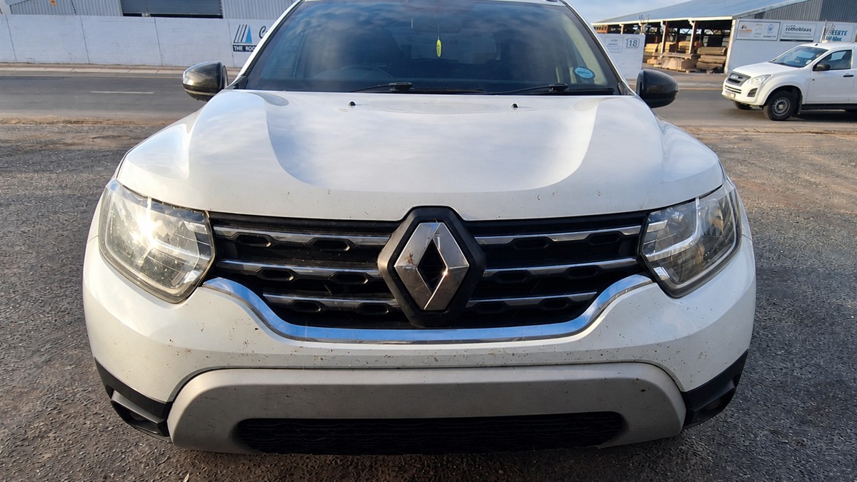 Front view of a Renault Duster at Fangio Auto Service