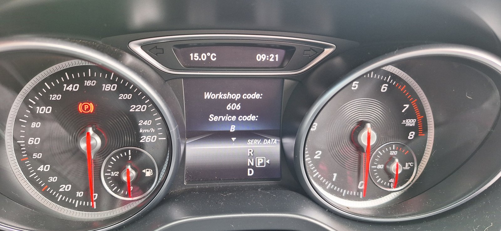 Mercedes GLA 200 cluster showing Service B with workshop code 606